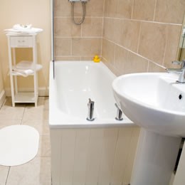 Дизайн и экономия пространства в маленькой ванной комнате